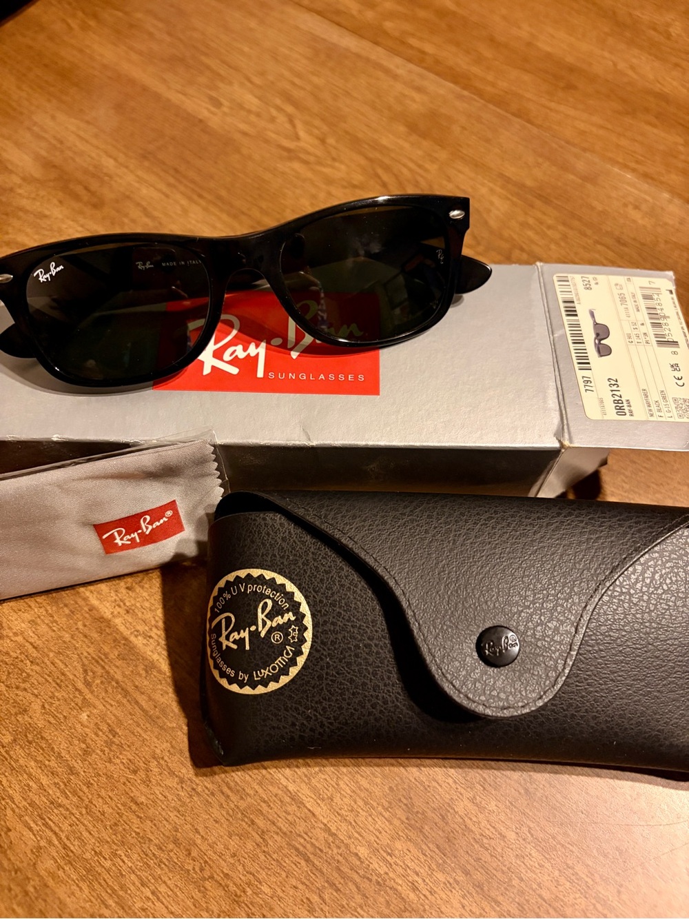 Ray-Ban Sunglasses Uni-Sex New In Box Wayfarer ORB2132 Black G-15 Green 52mm